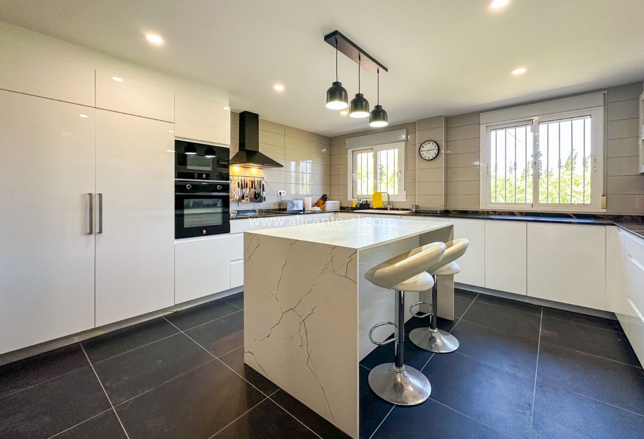 Resale - Villa / Doppelhaushälfte - Hondón de las Nieves