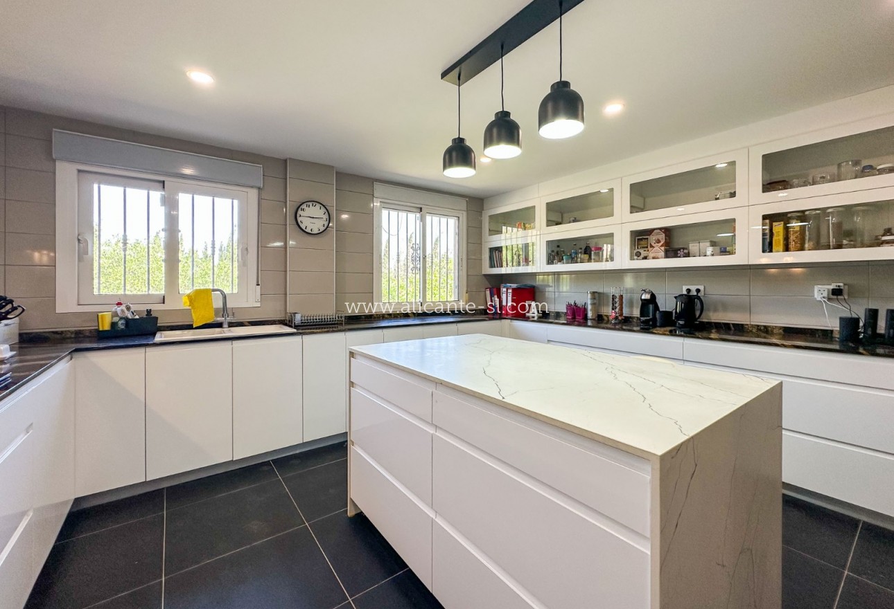 Resale - Villa / Doppelhaushälfte - Hondón de las Nieves