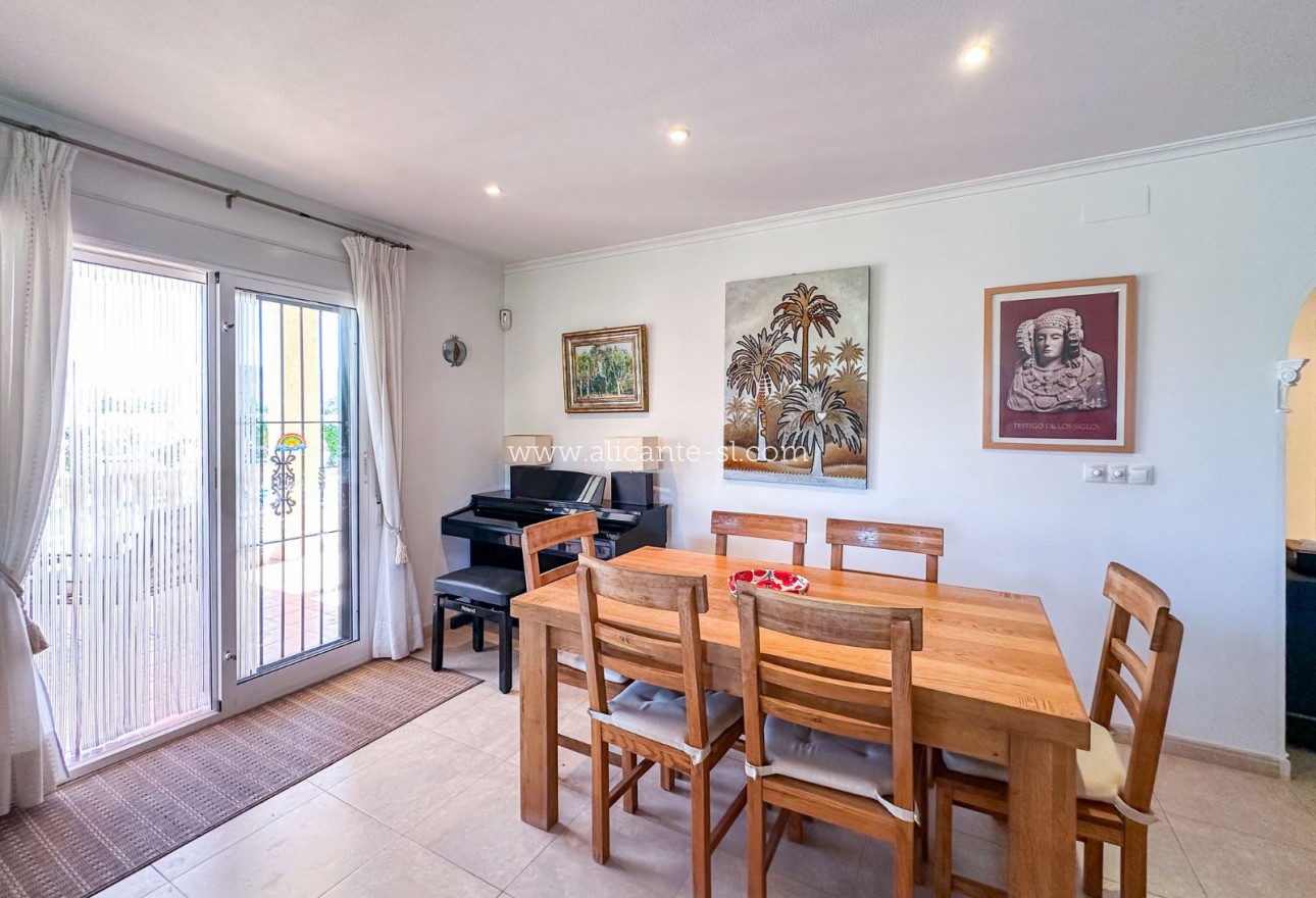 Resale - Villa / Doppelhaushälfte - Hondón de las Nieves