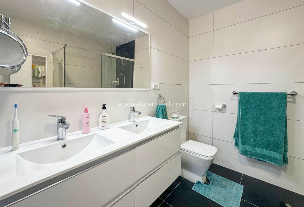 Resale - Villa / Doppelhaushälfte - Hondón de las Nieves