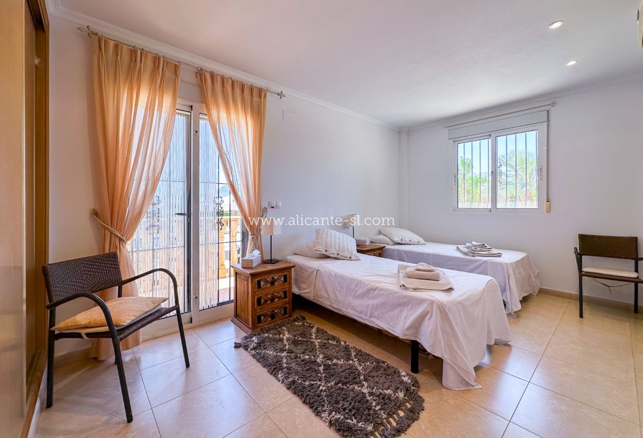 Resale - Villa / Doppelhaushälfte - Hondón de las Nieves