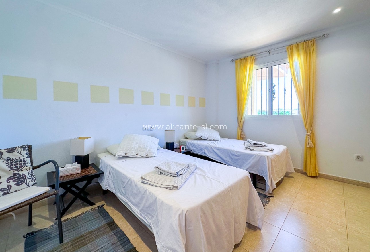 Resale - Villa / Doppelhaushälfte - Hondón de las Nieves