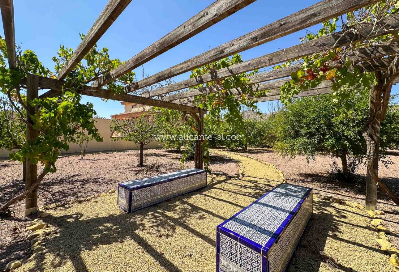 Resale - Villa / Doppelhaushälfte - Hondón de las Nieves