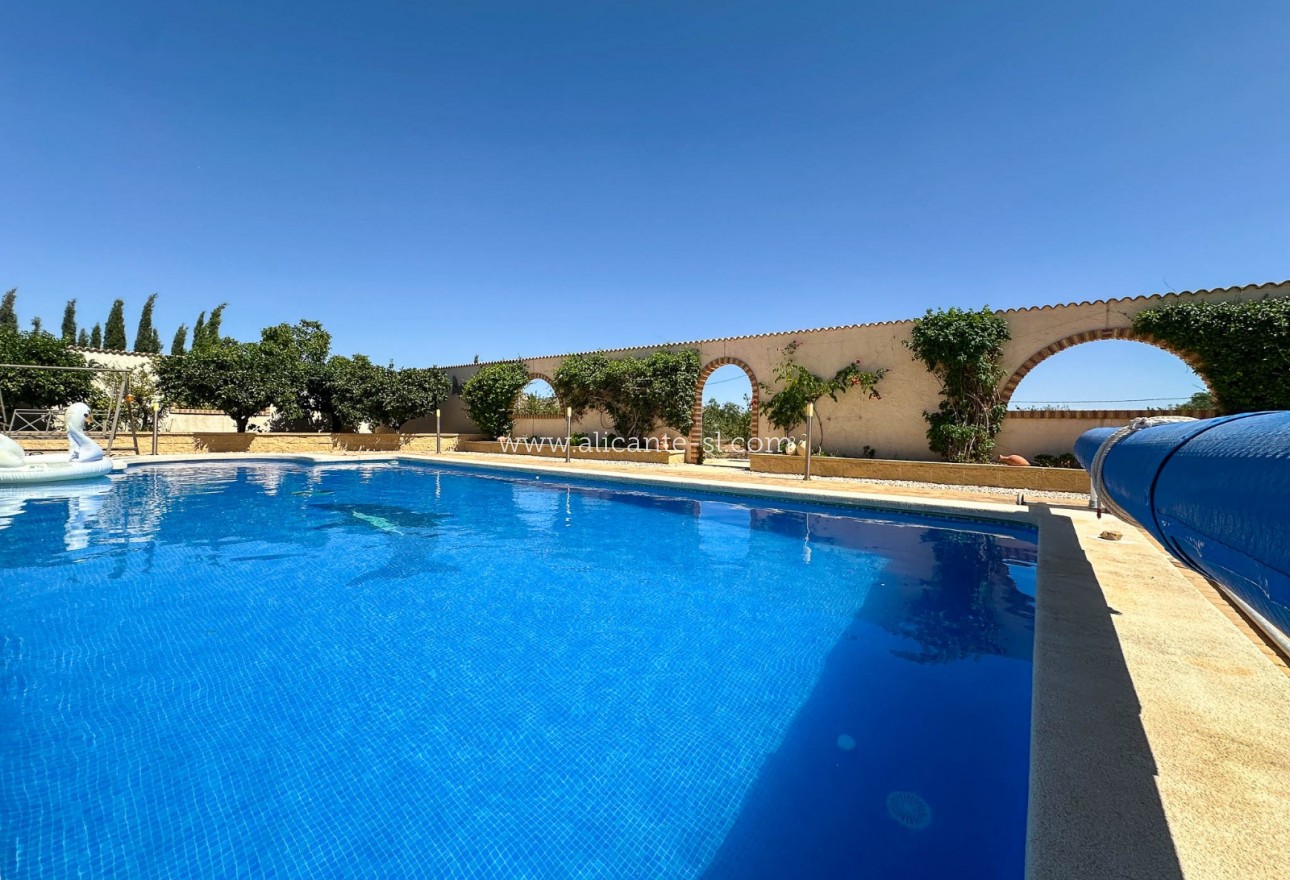 Resale - Villa / Doppelhaushälfte - Hondón de las Nieves