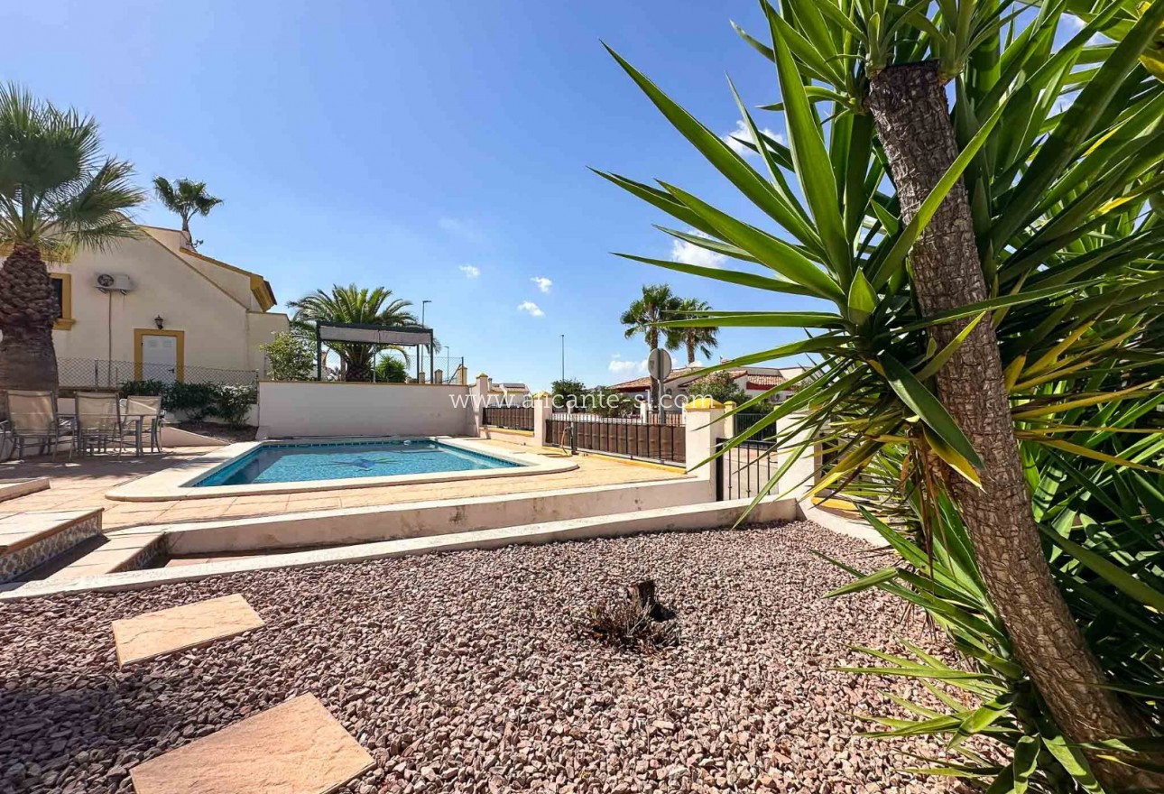 Resale - Villa / Doppelhaushälfte - Hondón de las Nieves