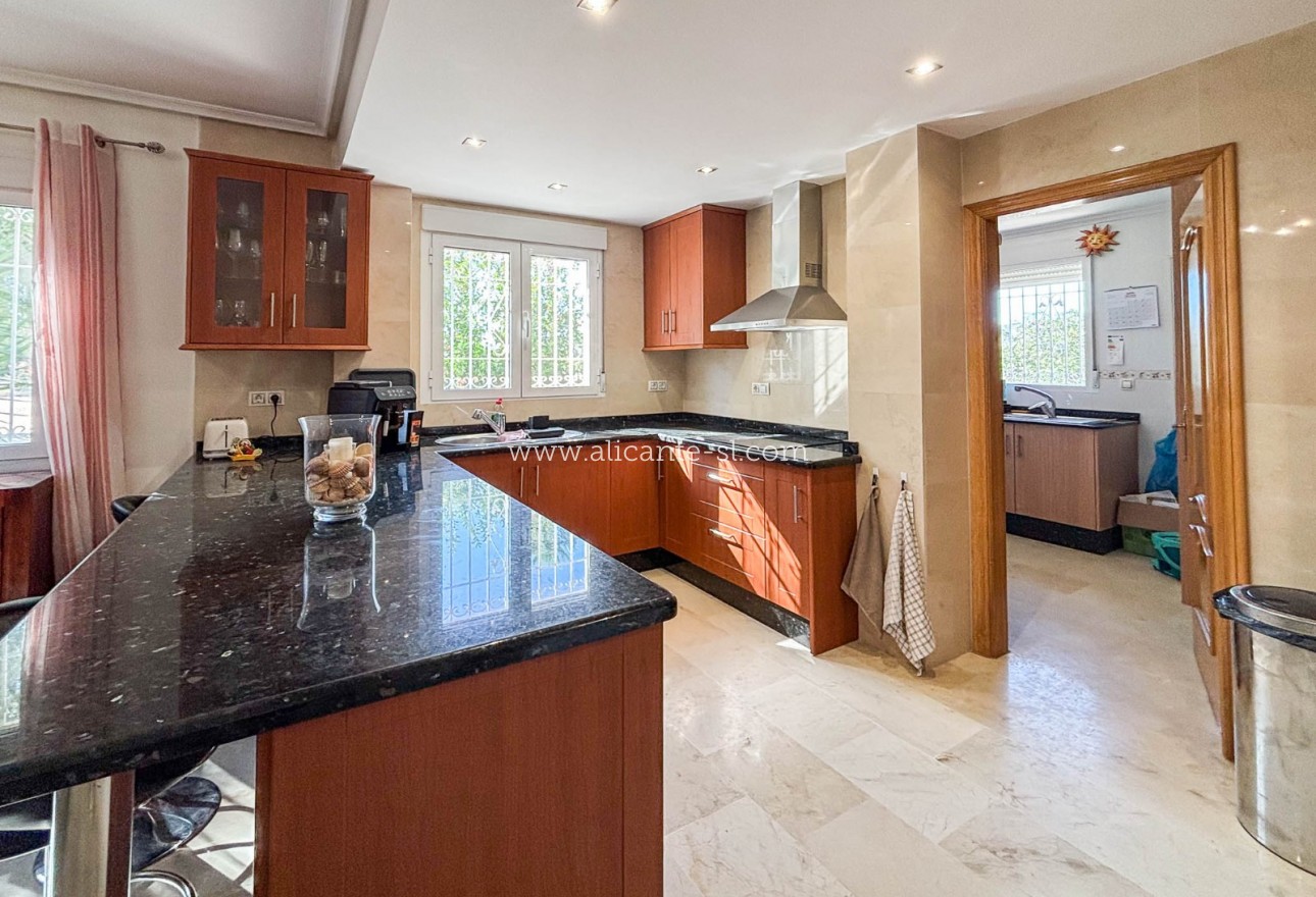 Resale - Villa / Doppelhaushälfte - Hondón de las Nieves