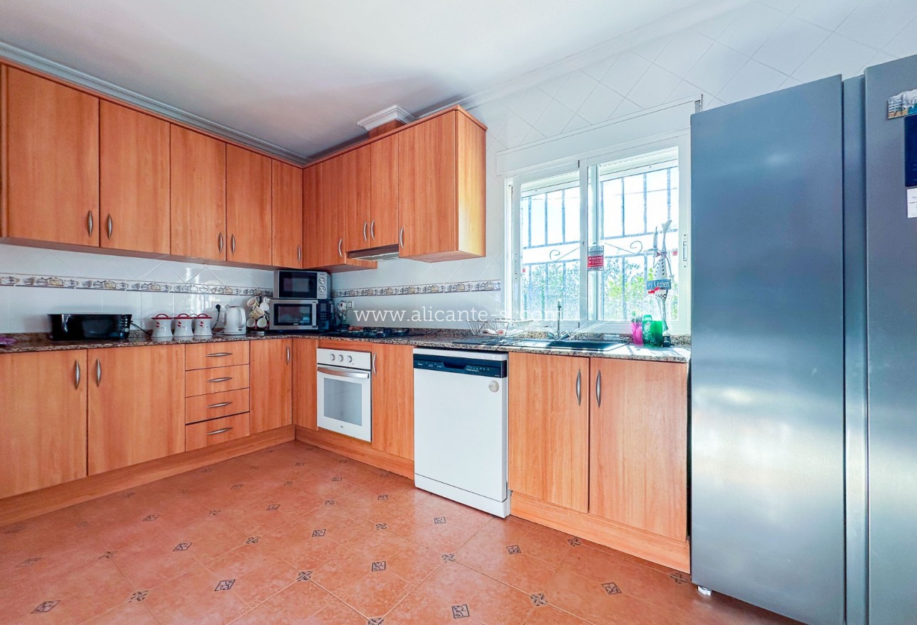 Resale - Villa / Doppelhaushälfte - Hondón de las Nieves