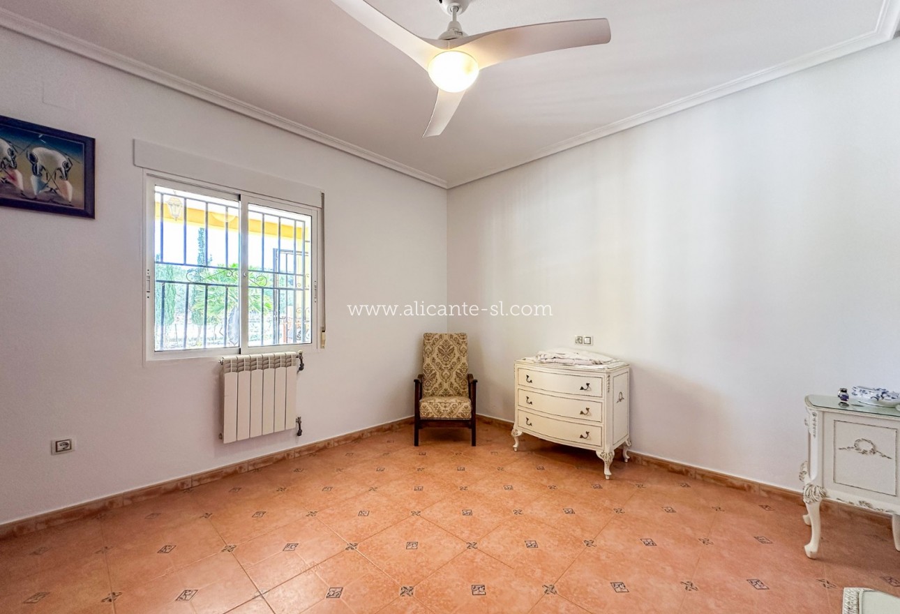 Resale - Villa / Doppelhaushälfte - Hondón de las Nieves