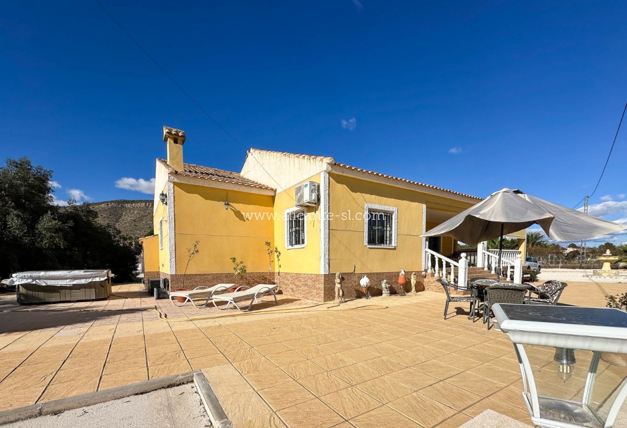 Resale - Villa / Doppelhaushälfte - Hondón de las Nieves