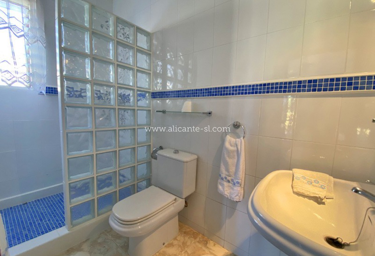 Resale - Villa / Doppelhaushälfte - Hondón de las Nieves