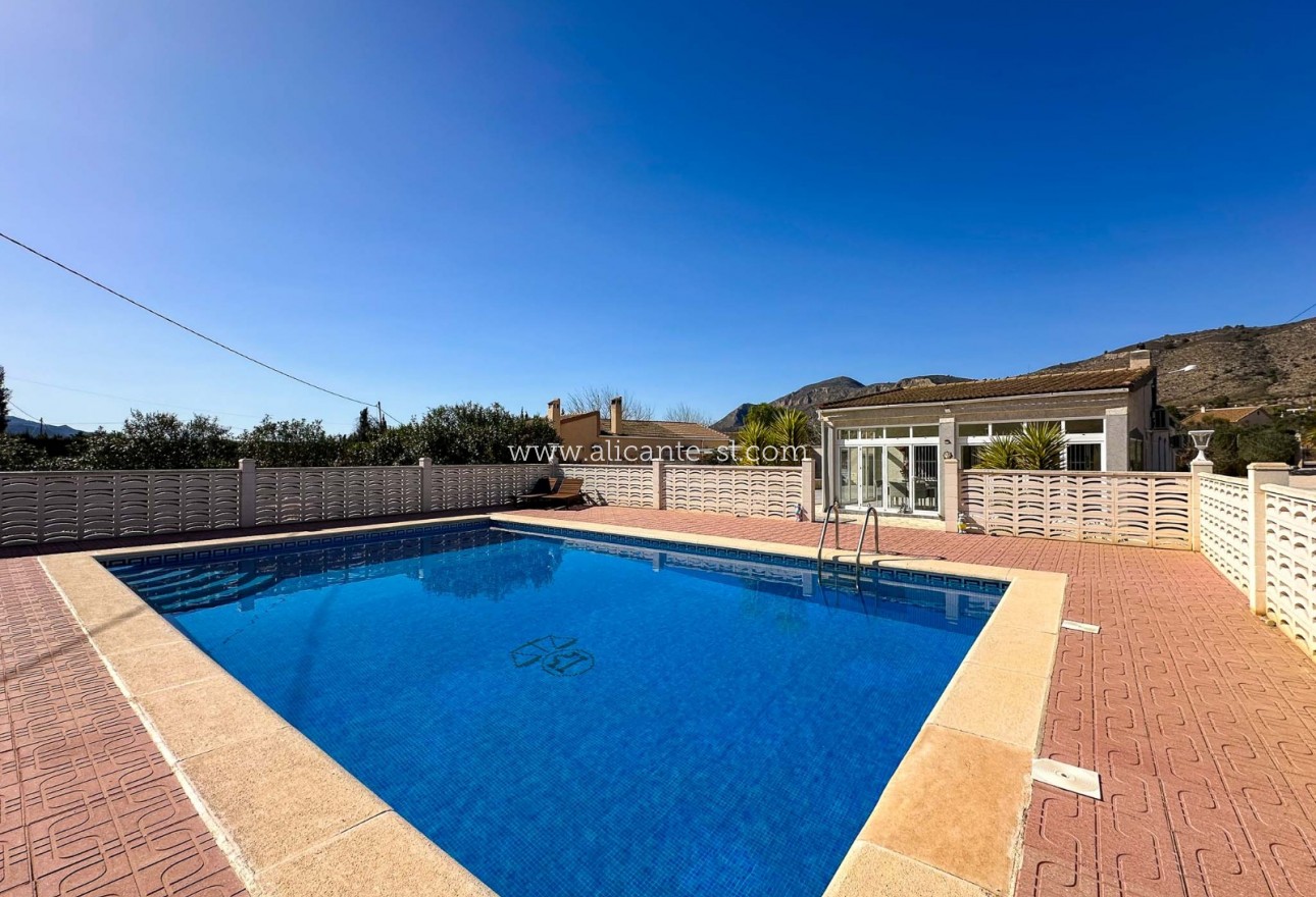 Resale - Villa / Doppelhaushälfte - Hondón de las Nieves