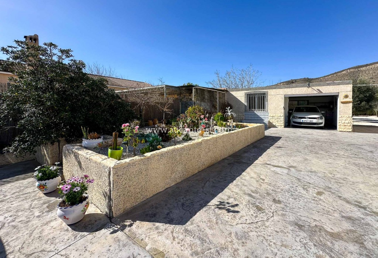 Resale - Villa / Doppelhaushälfte - Hondón de las Nieves