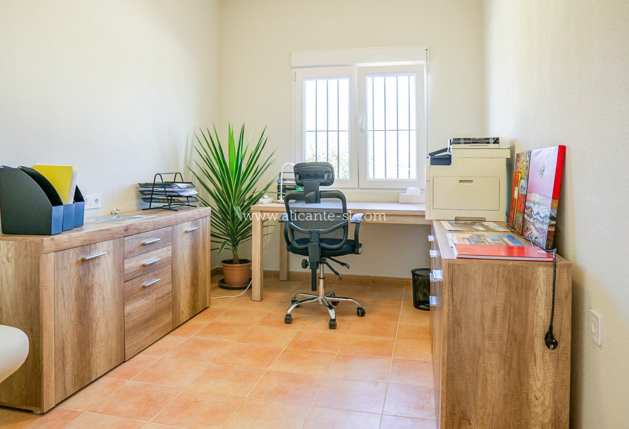 Resale - Villa / Doppelhaushälfte - La Romana