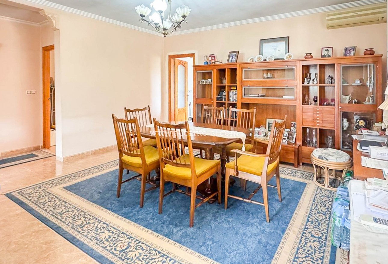 Resale - Villa / Doppelhaushälfte - La Romana