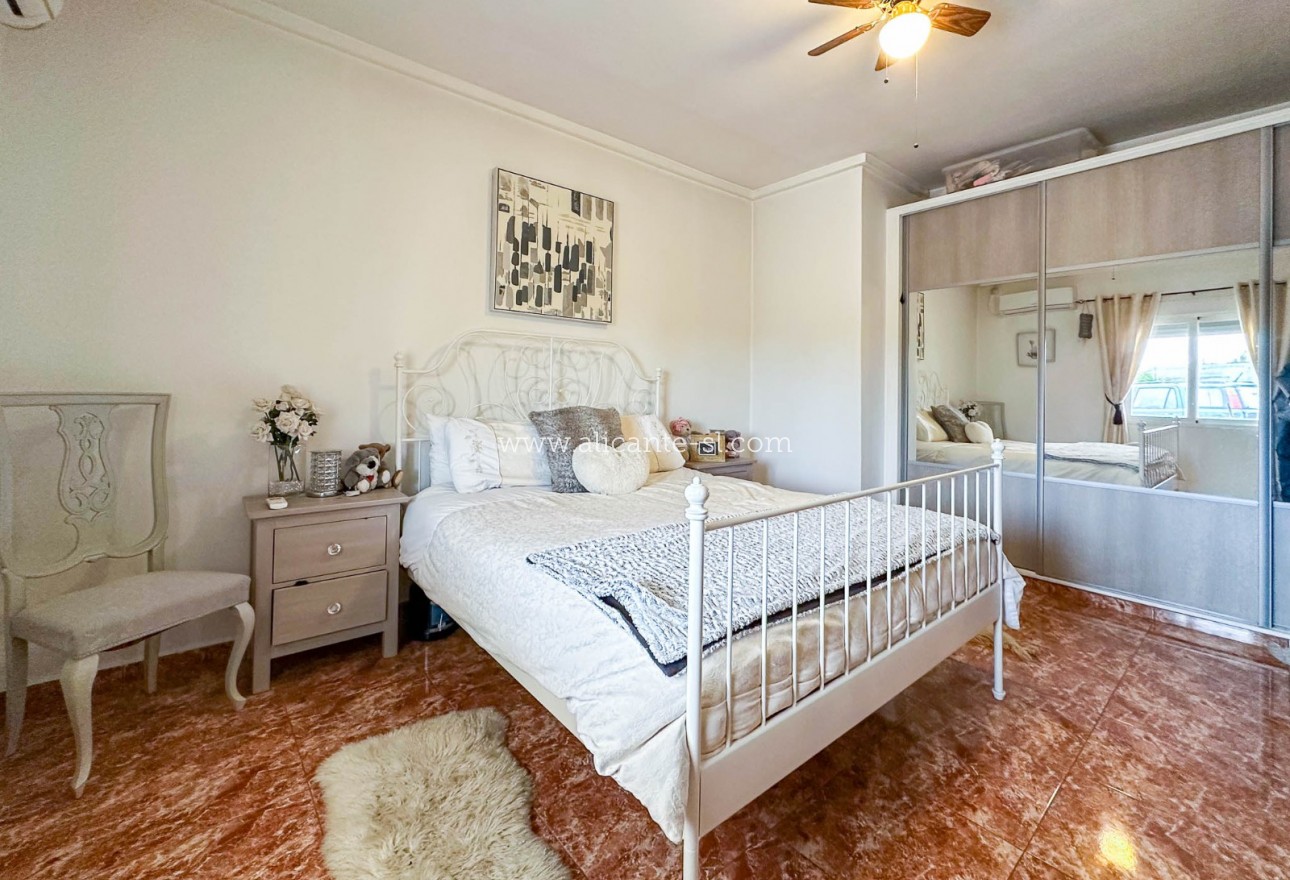 Resale - Villa / Doppelhaushälfte - La Romana