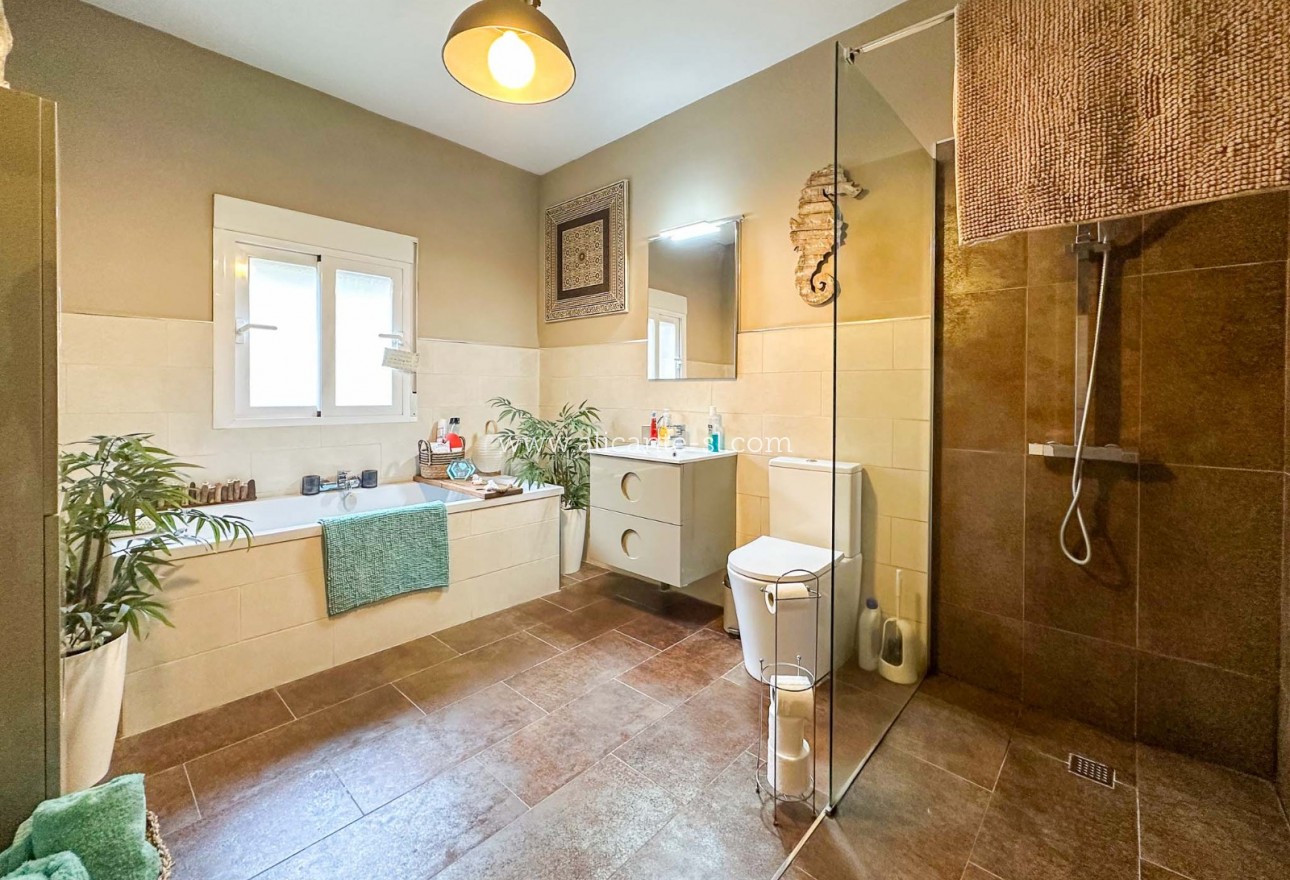 Resale - Villa / Doppelhaushälfte - La Romana