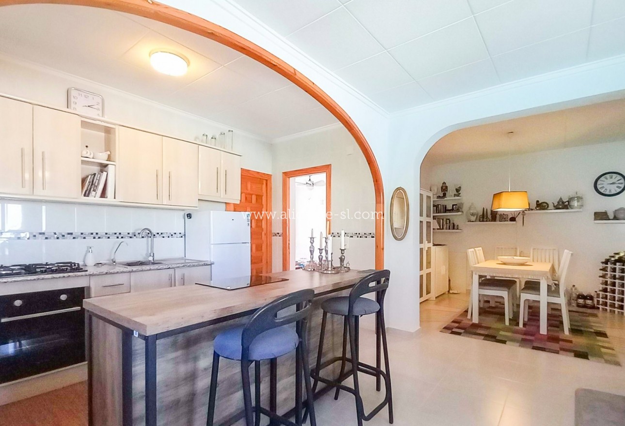 Resale - Villa / Doppelhaushälfte - Torrevieja - La Siesta - El Salado -  Torreta