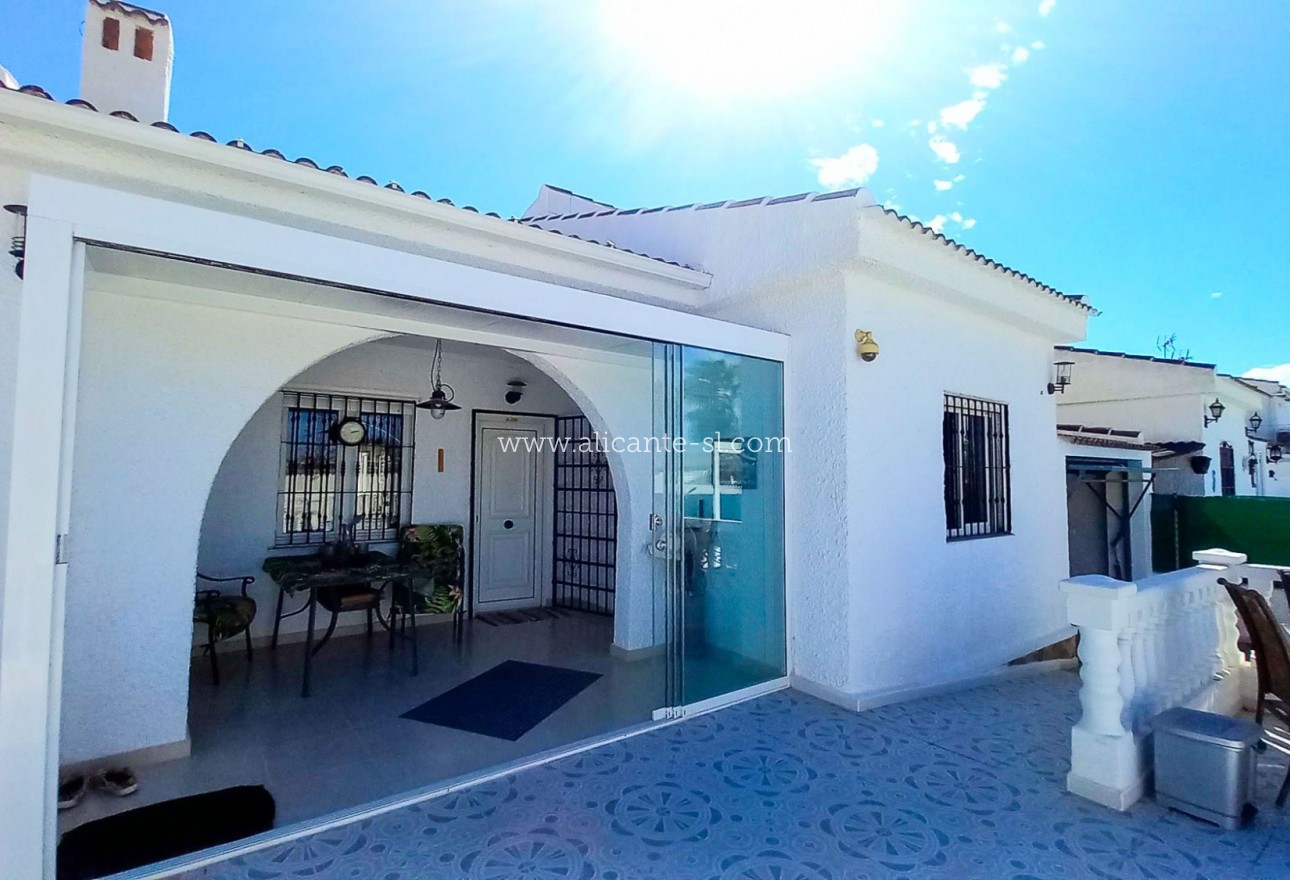 Resale - Villa / Doppelhaushälfte - Torrevieja - La Siesta - El Salado -  Torreta