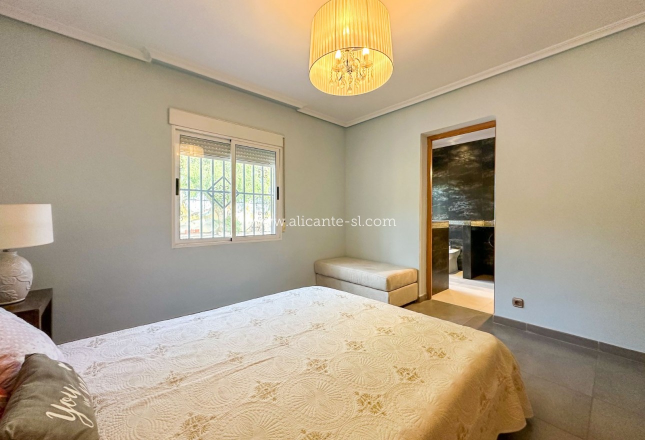 Sale - Villa  - Albatera