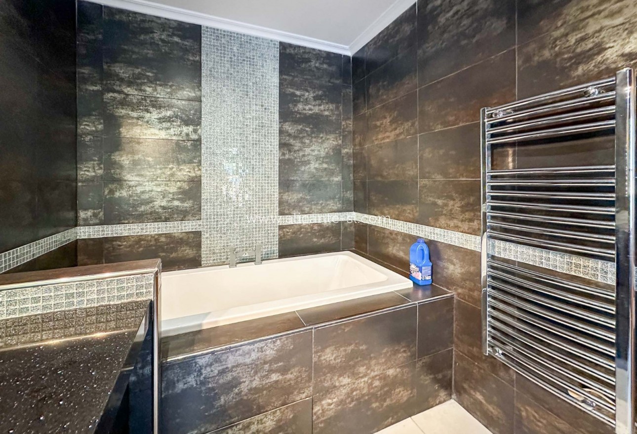 Sale - Villa  - Albatera