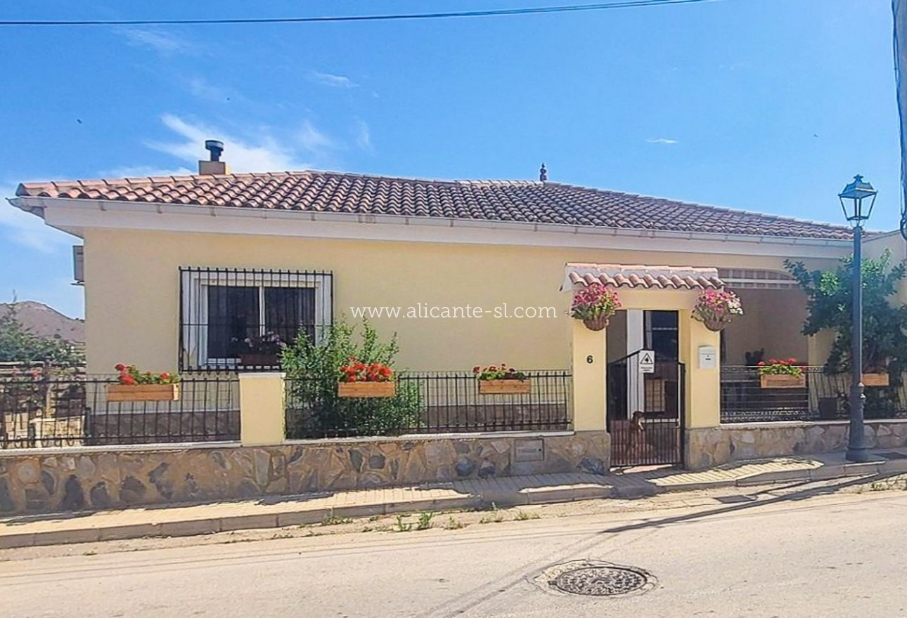 Sale - Villa  - Algueña