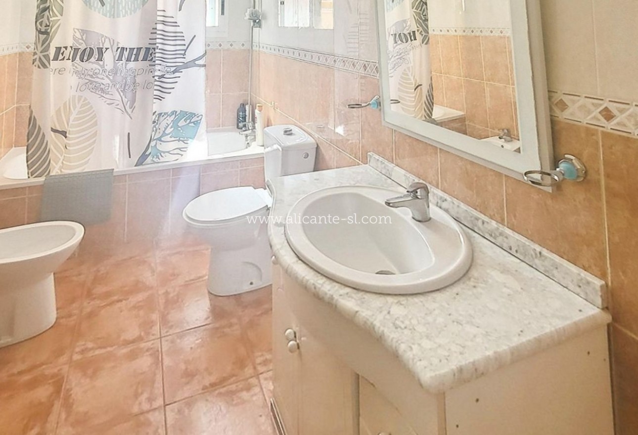 Sale - Villa  - Algueña
