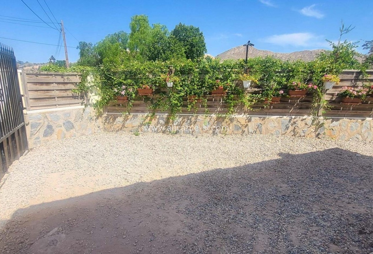 Sale - Villa  - Algueña