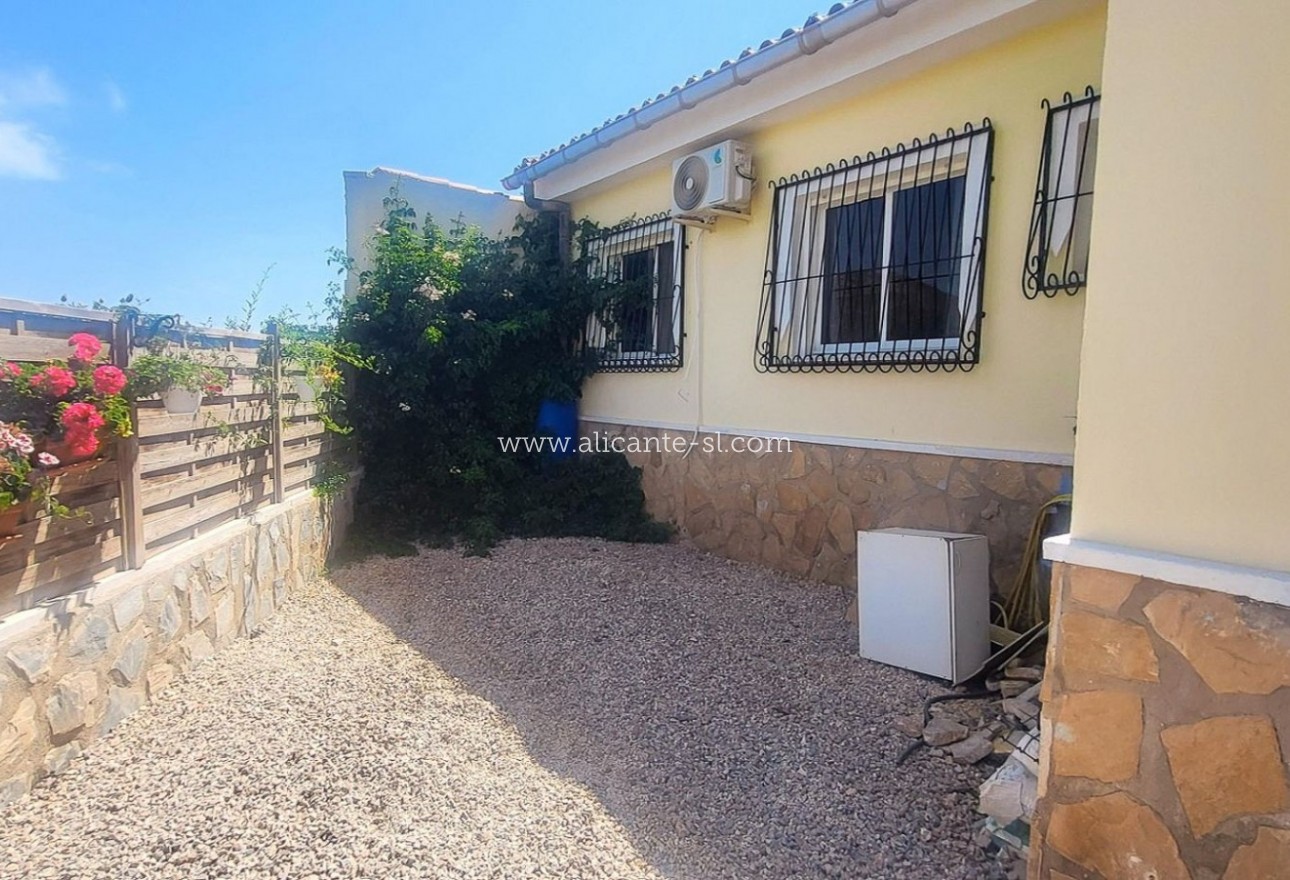 Sale - Villa  - Algueña