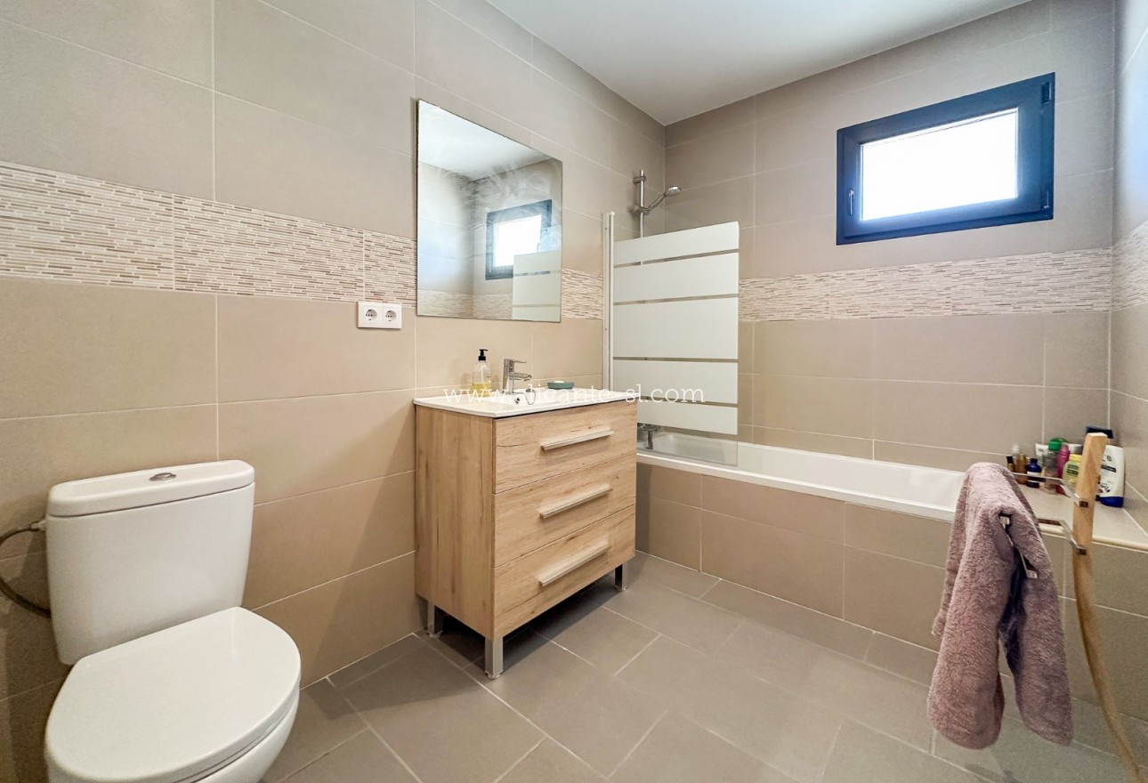 Sale - Villa  - Hondón de las Nieves