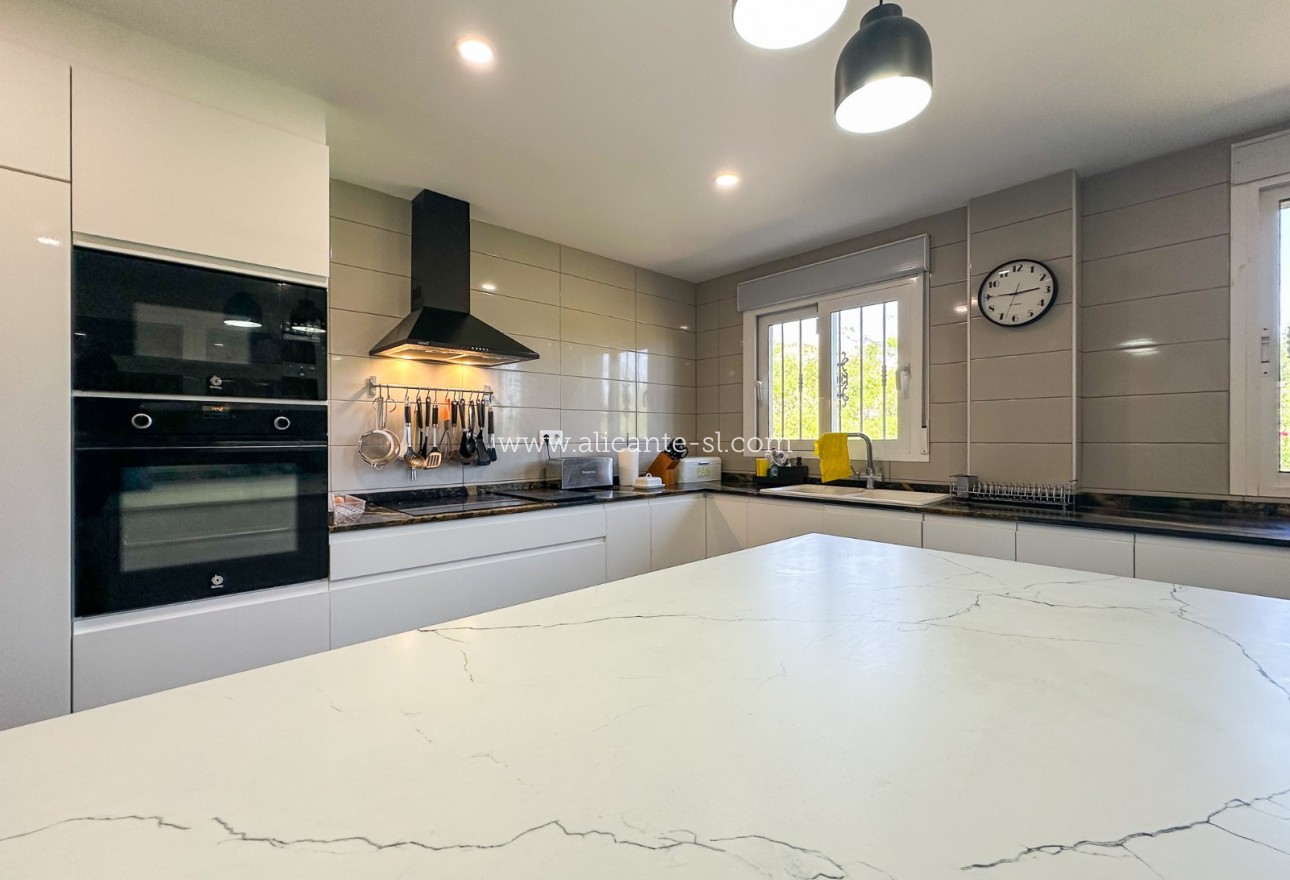 Sale - Villa  - Hondón de las Nieves