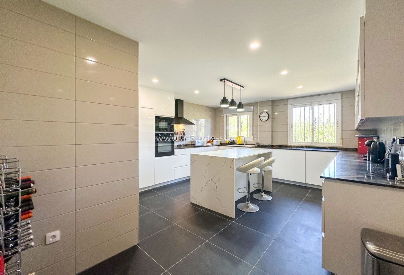 Sale - Villa  - Hondón de las Nieves