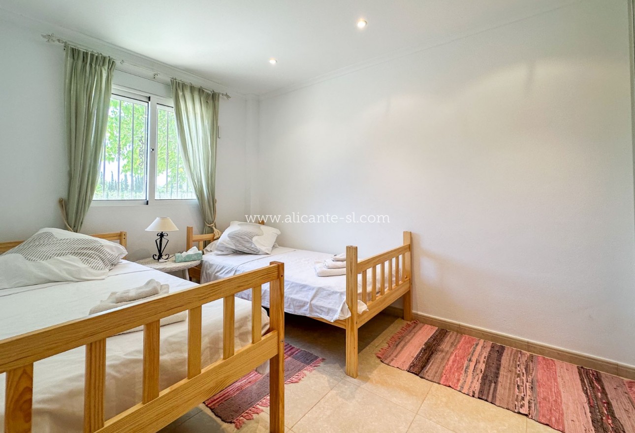 Sale - Villa  - Hondón de las Nieves