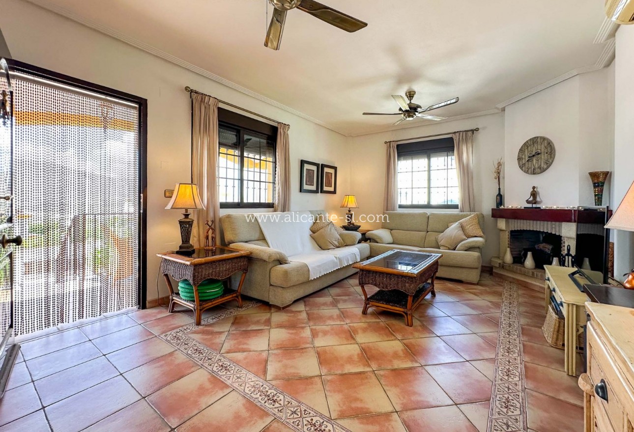 Sale - Villa  - Hondón de las Nieves