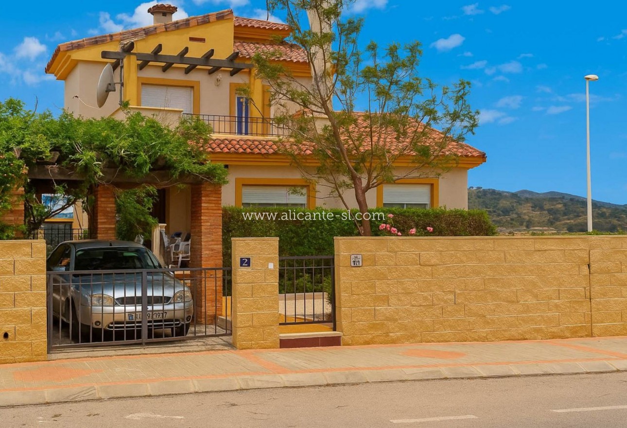 Sale - Villa  - Hondón de las Nieves