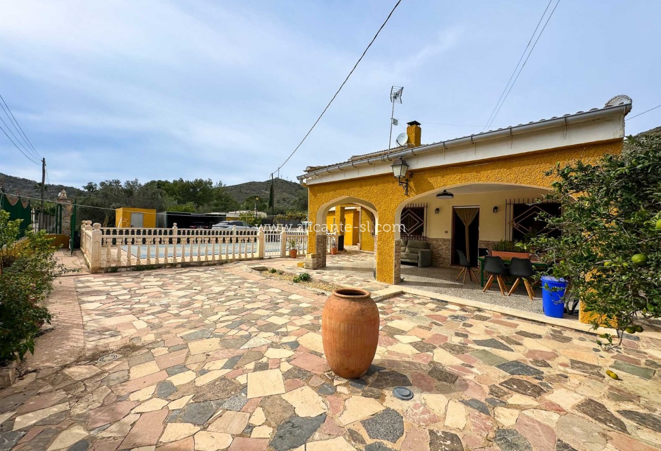 Sale - Villa  - Hondón de las Nieves