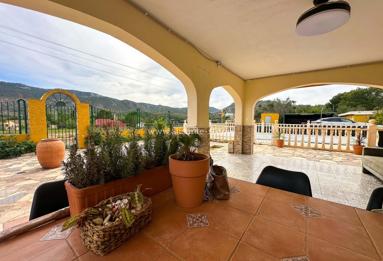 Sale - Villa  - Hondón de las Nieves