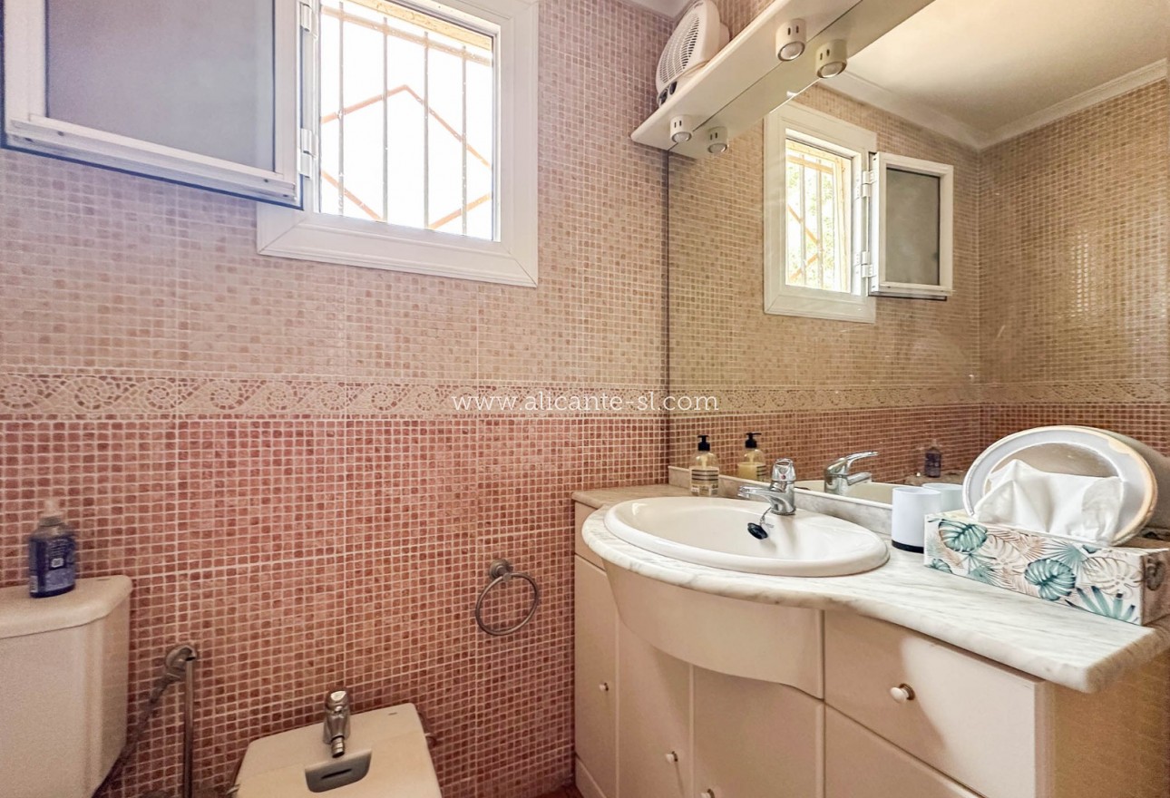 Sale - Villa  - Hondón de las Nieves