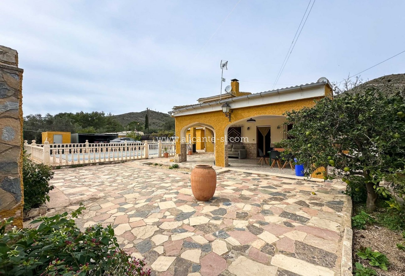Sale - Villa  - Hondón de las Nieves
