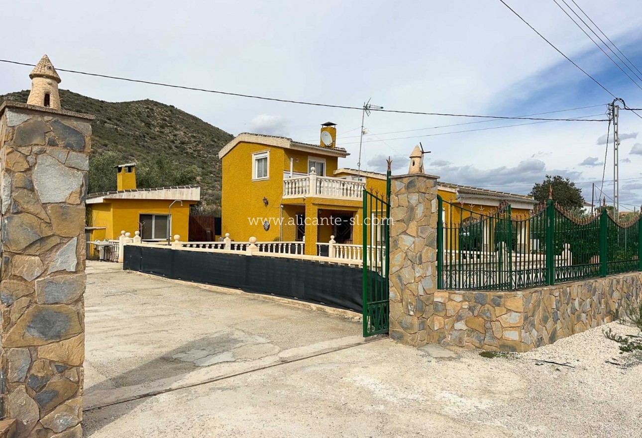 Sale - Villa  - Hondón de las Nieves