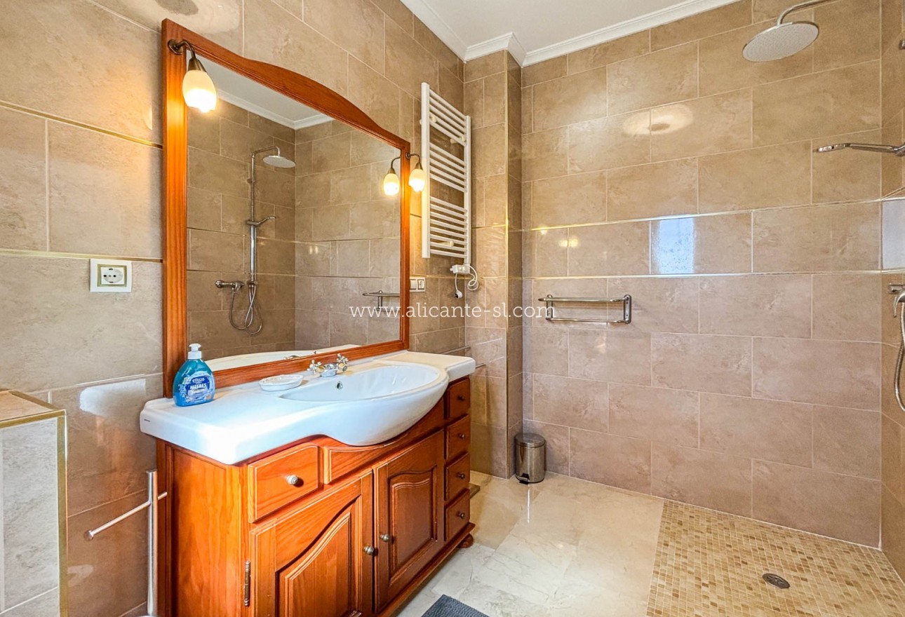 Sale - Villa  - Hondón de las Nieves