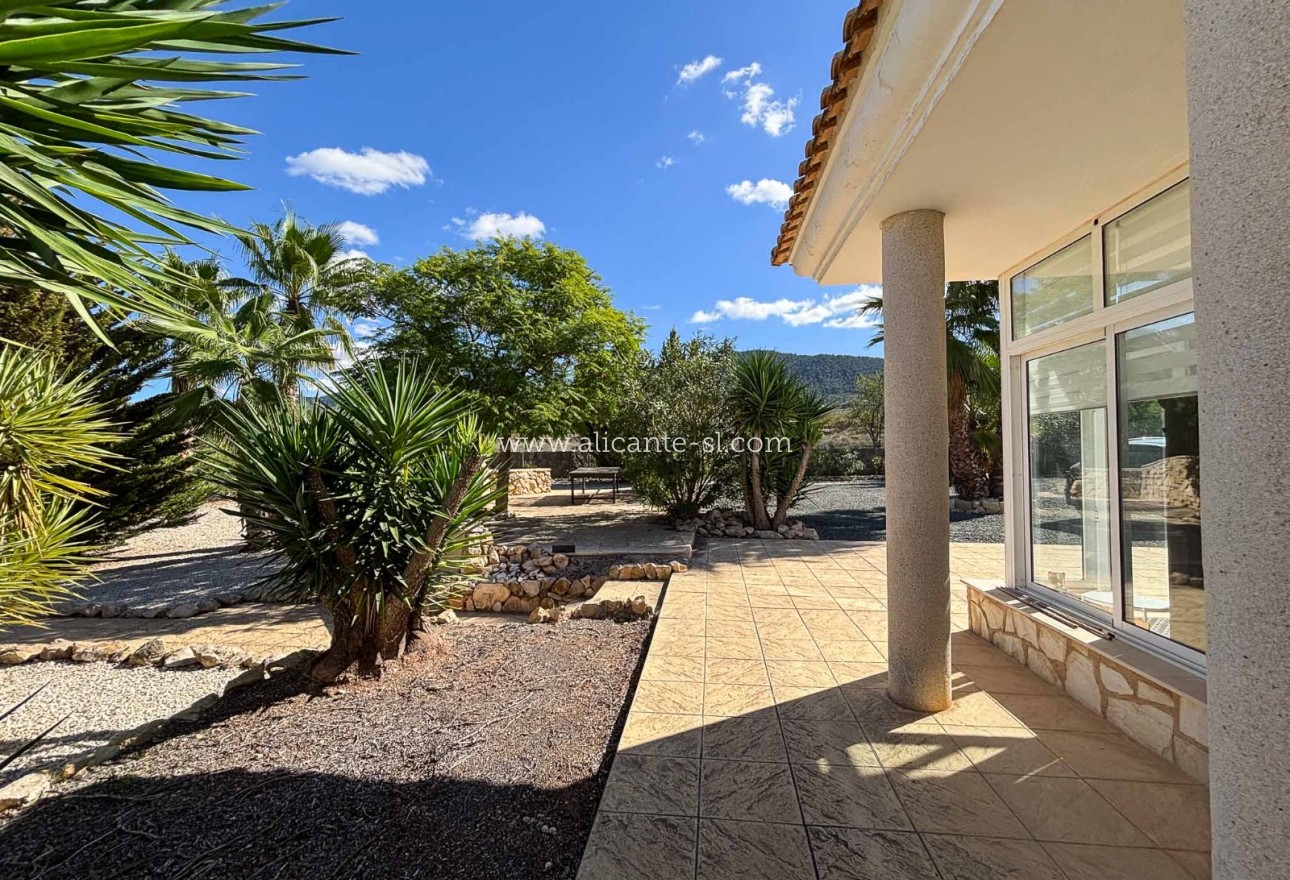 Sale - Villa  - Hondón de las Nieves