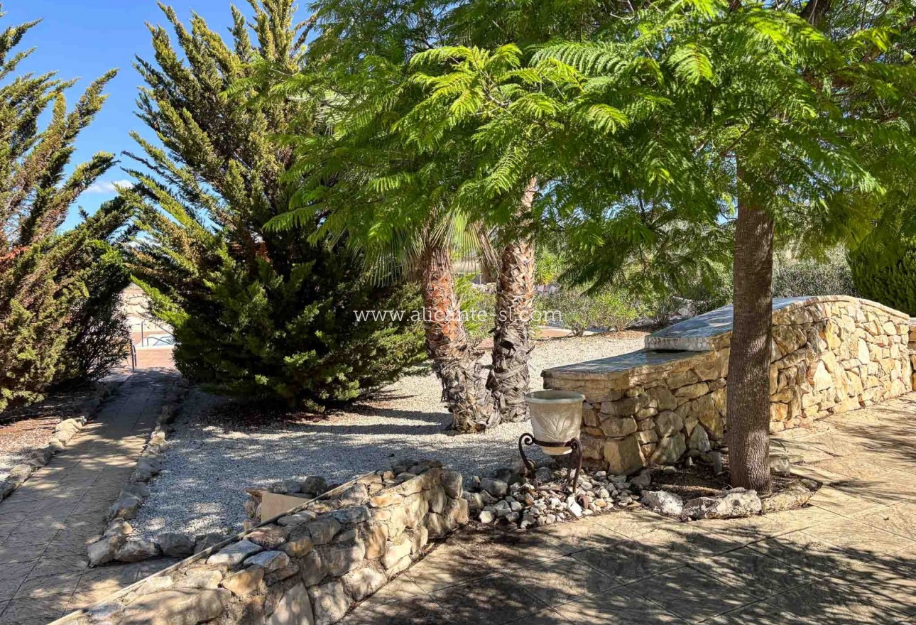 Sale - Villa  - Hondón de las Nieves