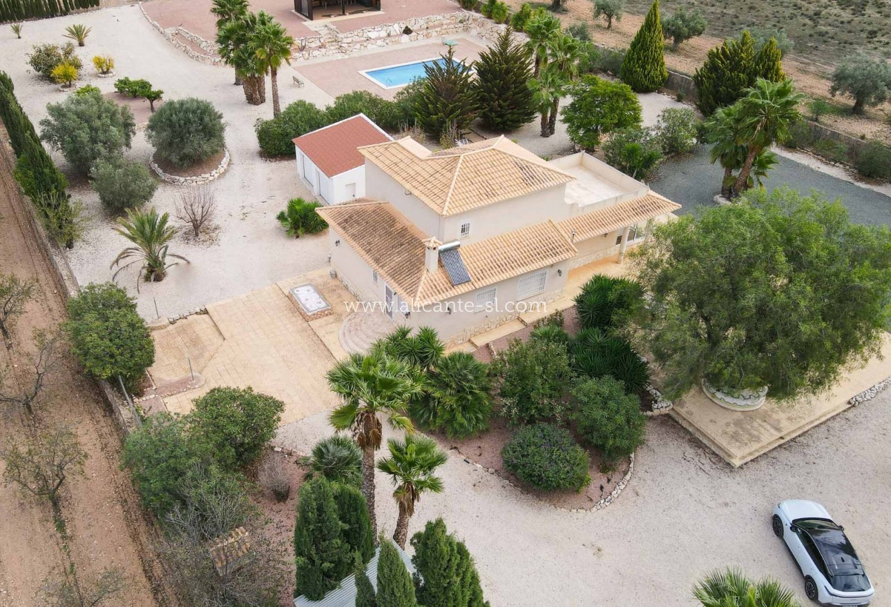 Sale - Villa  - Hondón de las Nieves