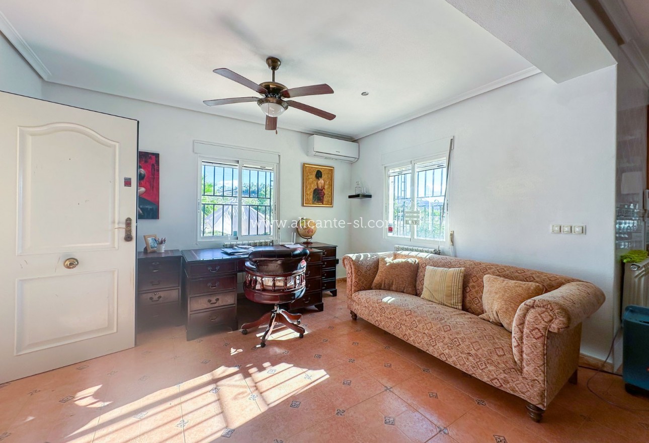 Sale - Villa  - Hondón de las Nieves