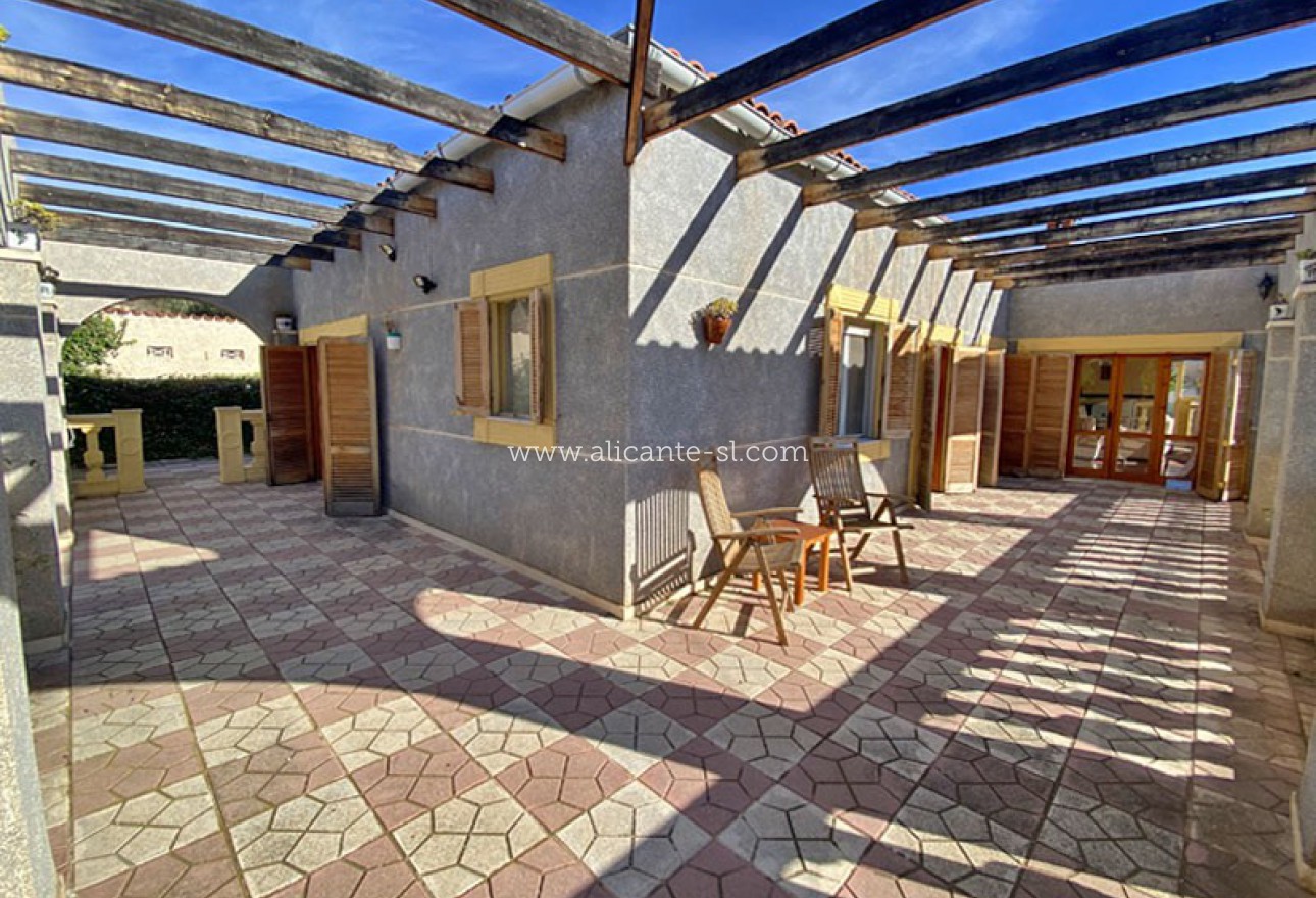 Sale - Villa  - Hondón de las Nieves