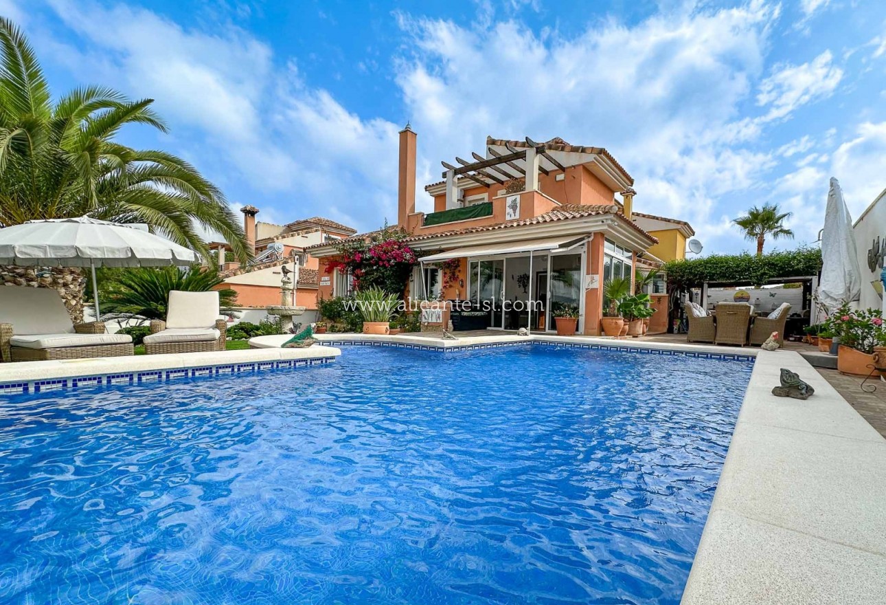 Sale - Villa  - Hondón de las Nieves