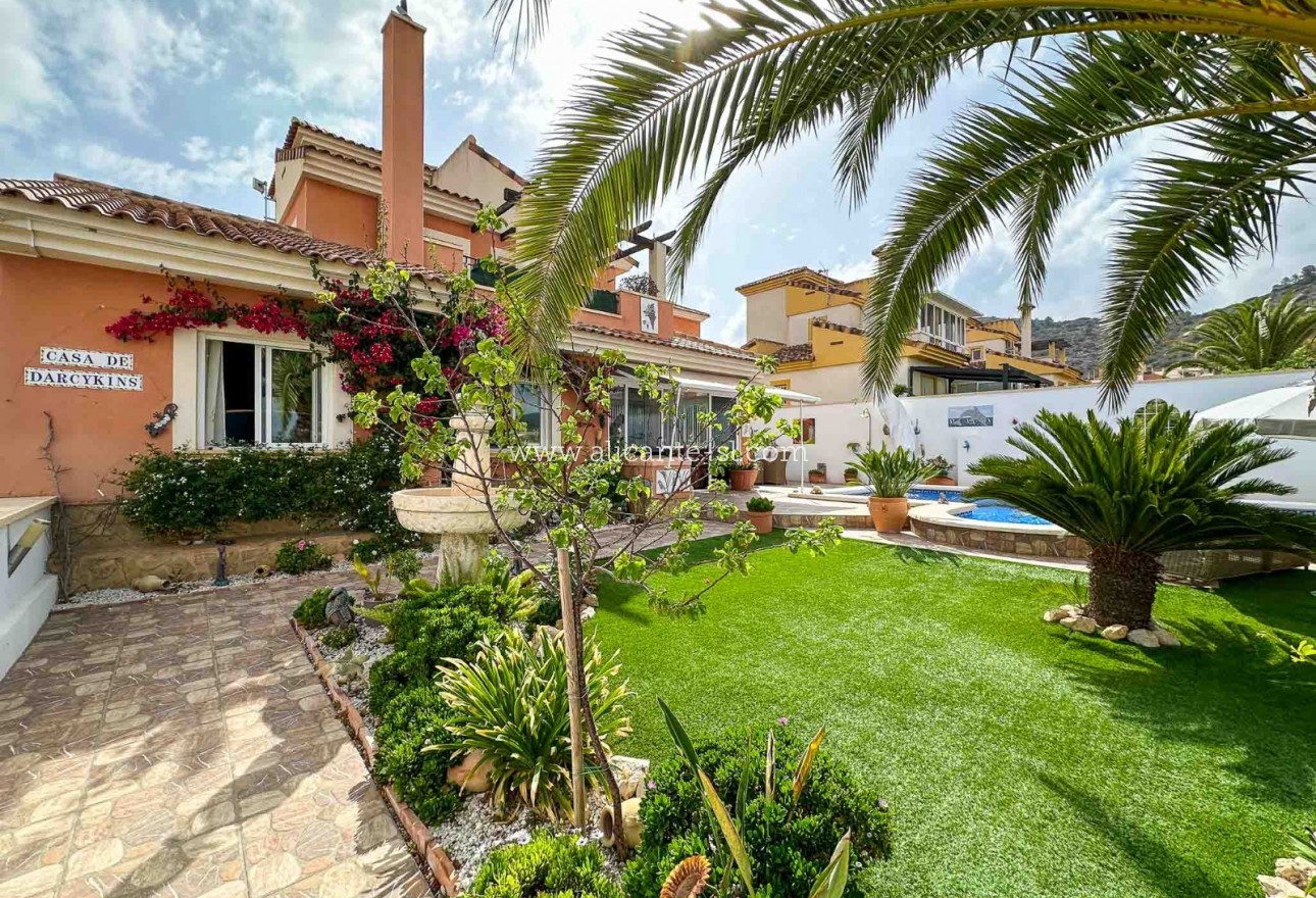 Sale - Villa  - Hondón de las Nieves