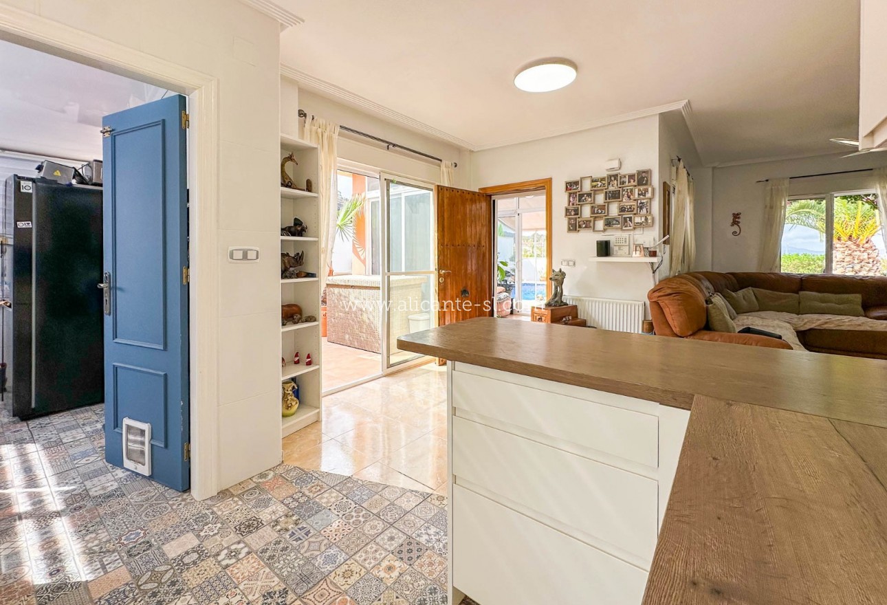 Sale - Villa  - Hondón de las Nieves