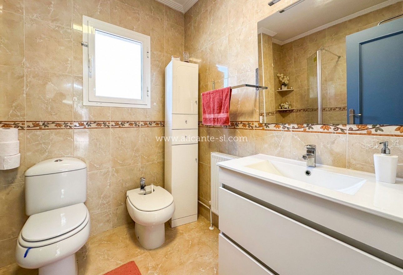 Sale - Villa  - Hondón de las Nieves