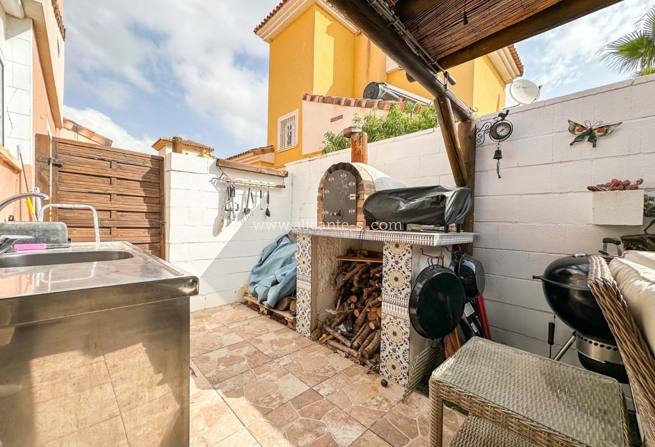 Sale - Villa  - Hondón de las Nieves